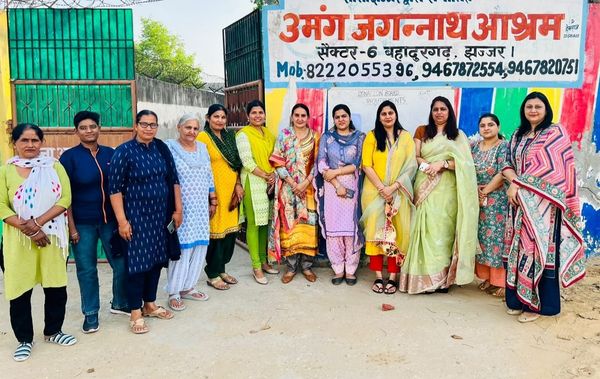 भाजपा नेत्री नेहा शेखर यादव ने उमंग बालगृह में बच्चों को भेंट की किताबें, स्टेशनरी व उपहार