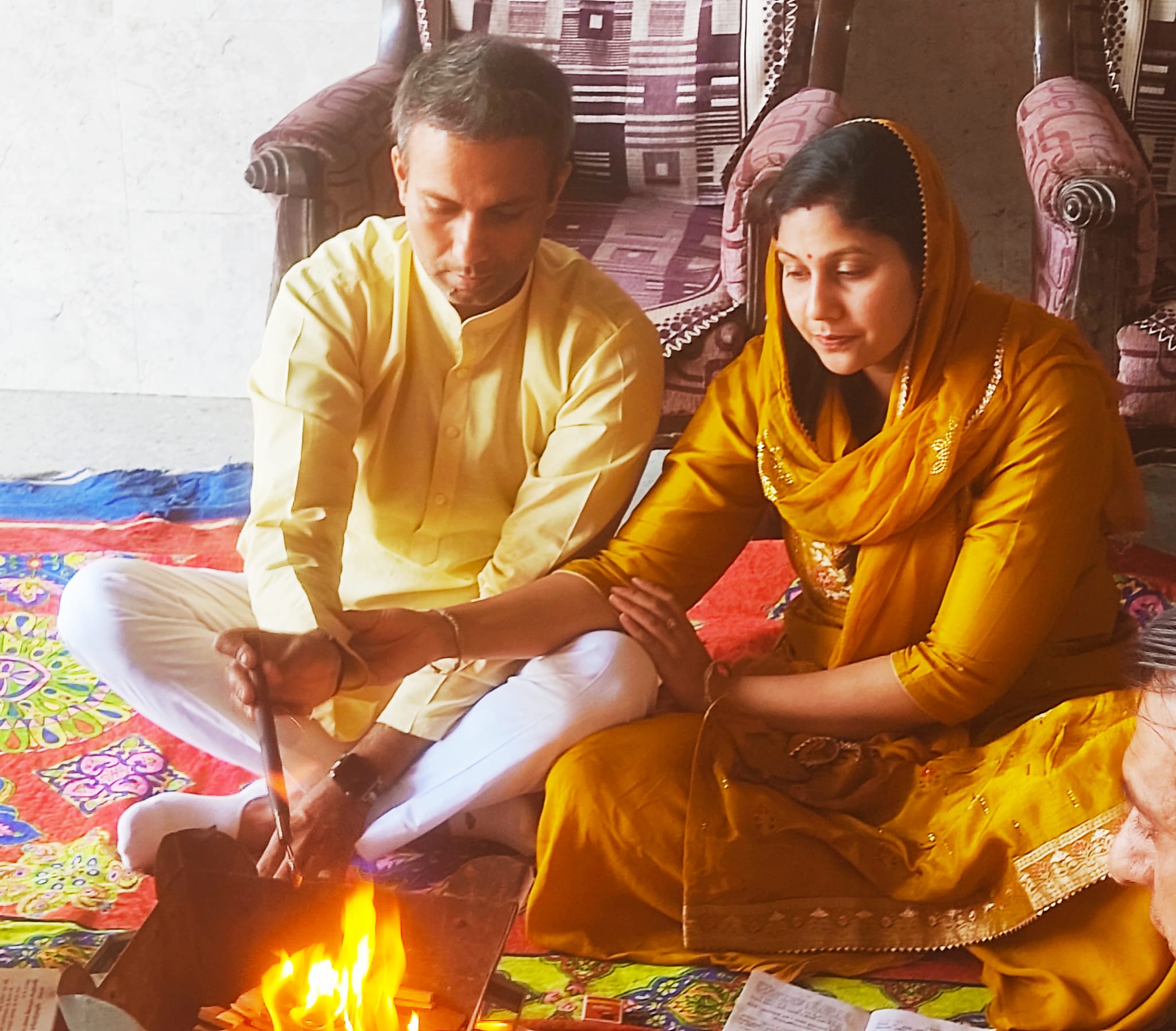 जाखोदा गोउपचार केंद्र में रविवार को किया गया साप्ताहिक हवन-यज्ञ का आयोजन,                                                                                                              यजमान के तौर पर संभावित चेयरपर्सन उम्मीदवार नेहा शेखर यादव सपरिवार रही उपस्थित।