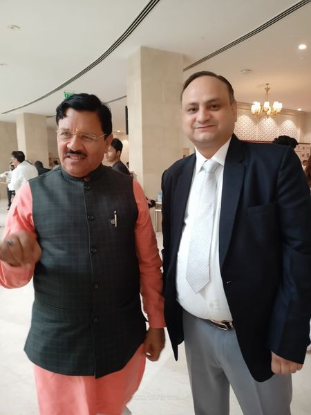 उद्योगों के क्षेत्र में बेहतरीन योगदान के लिए उद्यमी नवीन मल्होत्रा को मिला इंडियन आईकॉनिक अवार्ड।