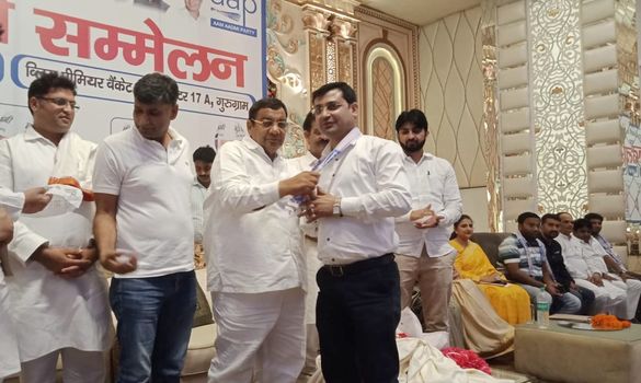 डॉ. मनवीर छिल्लर सैकड़ों समर्थकों के साथ हुए आम आदमी पार्टी में शामिल