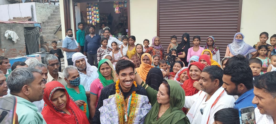 गायिका राजबाला ने विजेता खिलाड़ी का किया स्वागत