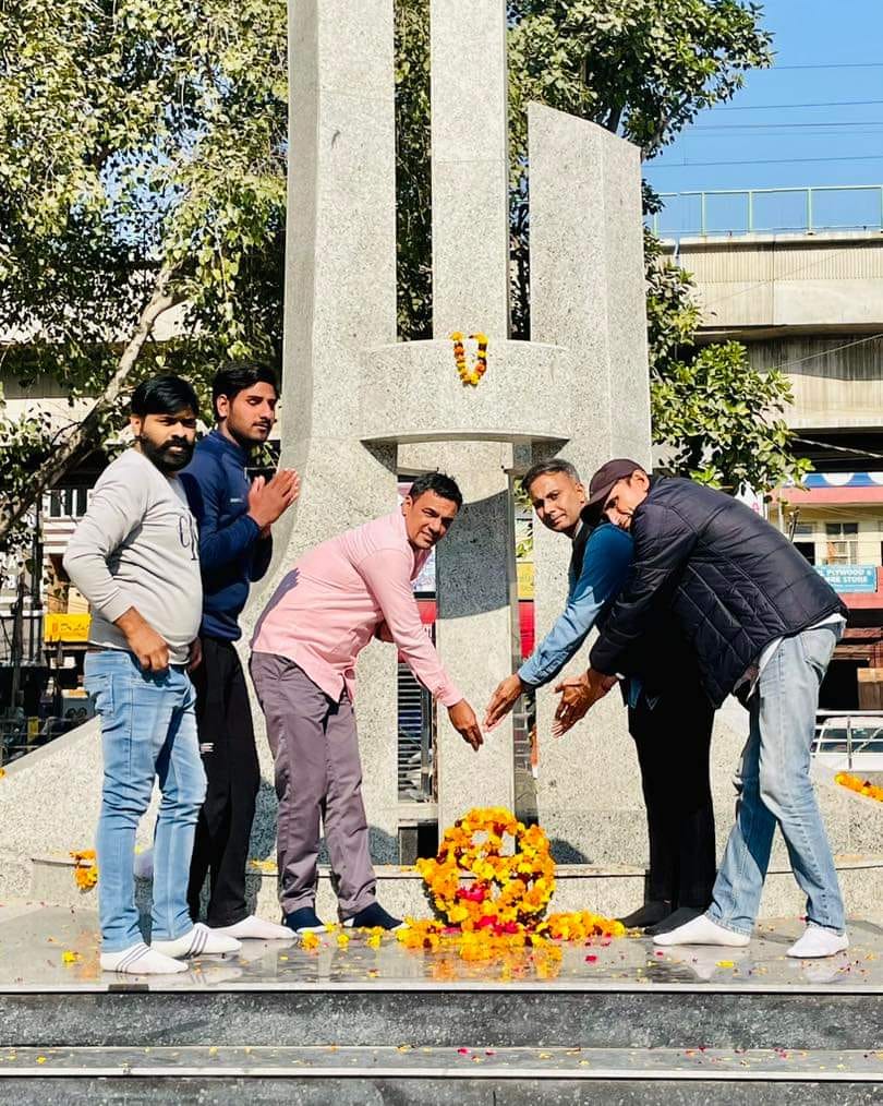 भाजपा नेता शेखर यादव ने विजय दिवस पर शहीद सैनिकों को किया नमन
